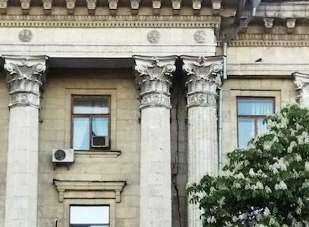 Свежие новости: Огромная трещина появилась на фасаде здания Николаевского городского совета