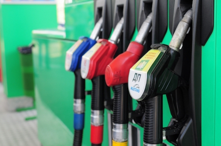 Фото новости: Двое южноукраинцев пытались тайком слить бензин на автозаправке Свежие новости: Двое южноукраинцев пытались тайком слить бензин на автозаправке