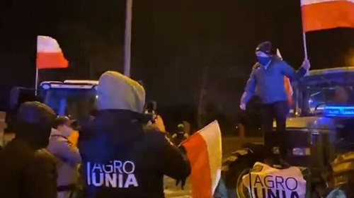 Свежие новости: Польские фермеры заблокировали тракторами и капустой дорогу в Варшаву