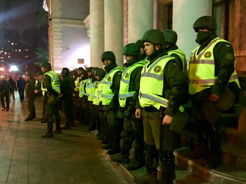 Свежие новости: 500 протестующих отправились к администрации президента