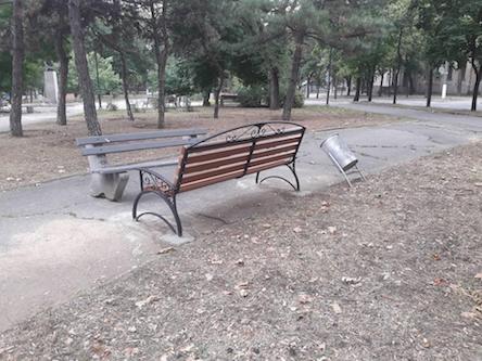 Свежие новости: Вандалы в николаевском сквере сломали новую урну