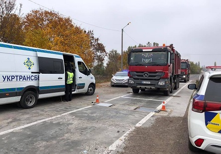 Свежие новости: ФОТО: На Николаевщине фуры с перегрузом пытались объехать «весовую» по полям