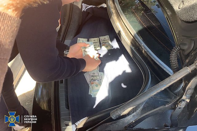 Фото новости: СБУ опубликовала записи и видео с камер, как начальник Летной академии требует взятку Свежие новости: СБУ опубликовала записи и видео с камер, как начальник Летной академии требует взятку