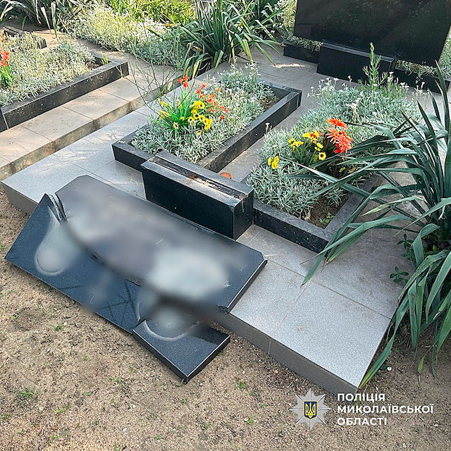 Свежие новости: Агресія на цвинтарі: нетверезий чоловік понівечив десятки надгробків у Вознесенську