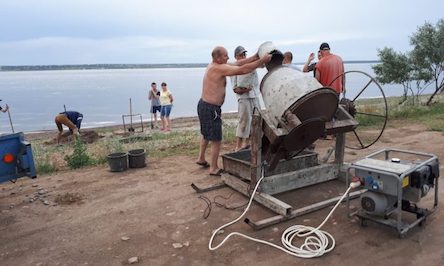 Свежие новости: Не словом, а делом – на пляже Тилигульского лимана устанавливают зонты
