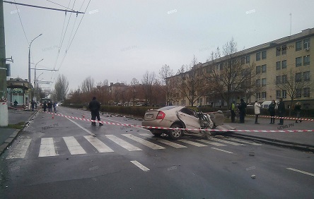 Свежие новости: В Николаеве «Kia» на скорости врезалась в ларек с выпечкой и столб – от удара автомобиль разорвало на части