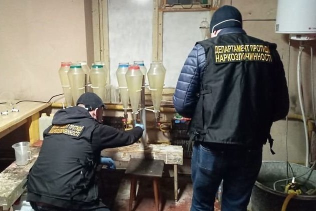 Свежие новости: Полиция выявила крупную сеть по продаже наркотиков и лабораторию, где их изготавливали