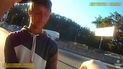 Свежие новости: В Киеве патрульные задержали 19-летнего парня, который напал на женщину с младенцем и отобрал 227 гривен