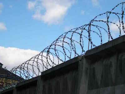 Свежие новости: В Киеве задержали мужчину, который хотел забросить наркотики в СИЗО через забор