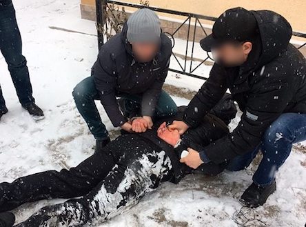 Свежие новости: Участкового из Николаева задержали за наркоторговлю: сбывал «товар» среди знакомых, получая в месяц до 20 тысяч гривен