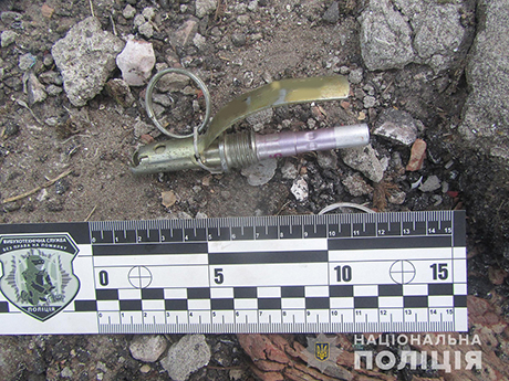 Свежие новости: В Николаеве мужчина, убегая от полиции попытался скинуть корпус и запал к гранате, которые нашел в парке Победы