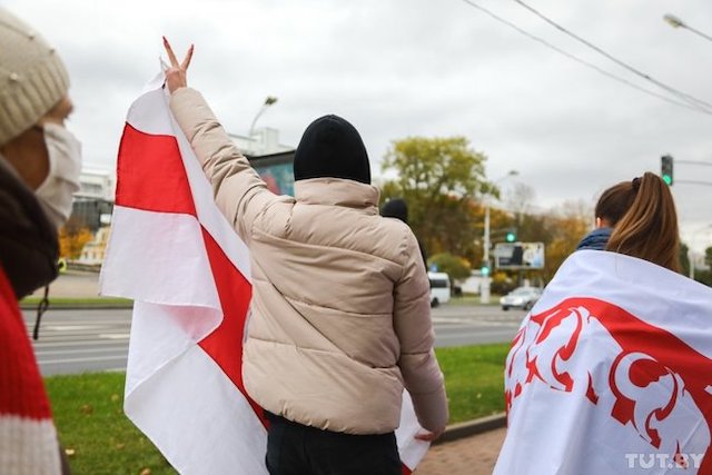 Свежие новости: В Минске проходят марши женщин и студентов, силовики начали жесткие задержания