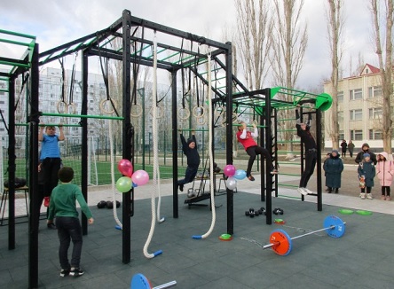 Свежие новости: На території Южноукраїнської загальноосвітньої школи №1 відкрили майданчик кросфіту