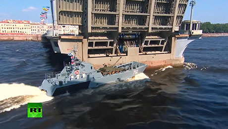 Свежие новости: В России на военно-морском параде катер врезался в опору моста