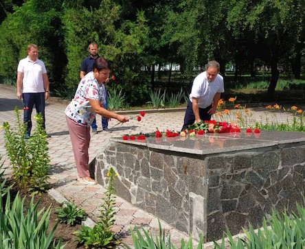 Свежие новости: У Вознесенську вшанували жертв війни та поклали квіти до пам'ятного знака воїнам-захисникам