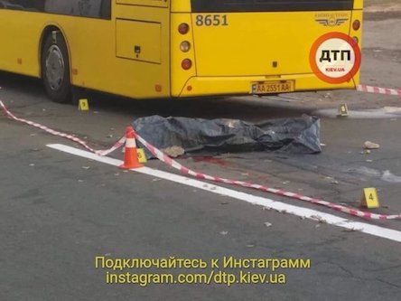 Фото новости: Смертельное ДТП в Киеве: мужчина попал под колеса автобуса Свежие новости: Смертельное ДТП в Киеве: мужчина попал под колеса автобуса