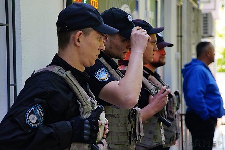 Свежие новости: Потасовка в Одессе : активисты блокируют офис фирмы по продаже криптовалют