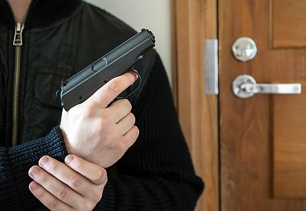 Свежие новости: В Николаеве между двумя компаниями произошел конфликт со стрельбой – 18-летний парень получил тяжелую травму головы