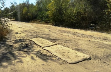 Свежие новости: ВИДЕО: Ямы на дорогах под Николаевом заделали матрасами