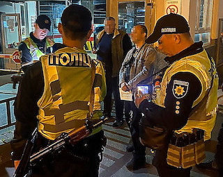 Свежие новости: Поліцейські відкрили кримінальне провадження за фактом підробки спецперепустки Віктора Павліка на проїзд Києвом