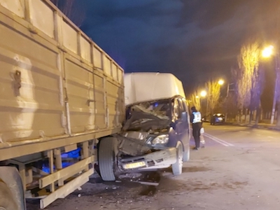 Фото новости: В Николаеве маршрутка врезалась в фуру: водитель не справился с управлением Свежие новости: В Николаеве маршрутка врезалась в фуру: водитель не справился с управлением