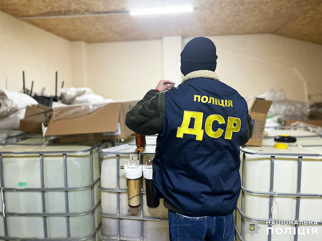 Фото новости: Житель Новой Одессы обустроил подпольный мини-цех цех по производству «элитного» алкоголя Свежие новости: Житель Новой Одессы обустроил подпольный мини-цех цех по производству «элитного» алкоголя