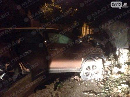 Свежие новости: В Николаеве водитель авто, пытаясь сбежать от полиции, въехал в забор и попал в больницу