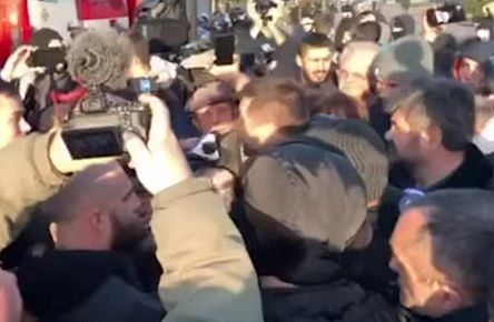 Фото новости: ВИДЕО: Нацкорпус и Билецкий поймали Арахамию возле Рады Свежие новости: ВИДЕО: Нацкорпус и Билецкий поймали Арахамию возле Рады