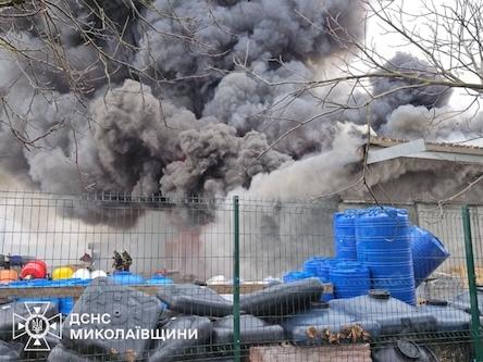 Свежие новости: Пожежа на складі магазину в Миколаївській області: рятувальники борються з вогнем