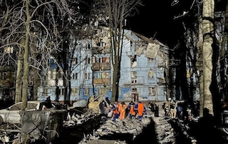 Свежие новости: Удар окупантів по багатоповерхівці у Запоріжжі: двоє загиблих, під завалами є люди