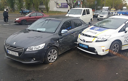 Свежие новости: В Николаеве водитель «Peugeot» не пропустил полицейский «Prius», спешивший на вызов о стрельбе