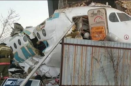 Свежие новости: ВИДЕО: В Казахстане упал самолет с 95 пассажирами, есть погибшие