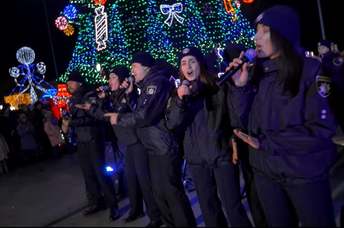Свежие новости: Полицейский ансамбль исполнил рождественские композиции на Соборной площади Николаева