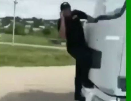 Свежие новости: Невероятный случай: фура сбила инспектора, а он вскочил на капот и на ходу звонил в полицию