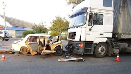 Свежие новости: Ужасное ДТП: грузовик смял легковушку с людьми