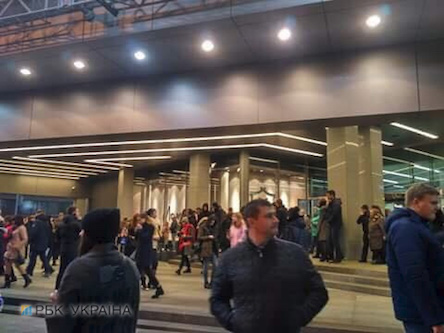 Свежие новости: В центре Киева эвакуируют бизнес-центр и ТРЦ после сообщения о взрывчатке
