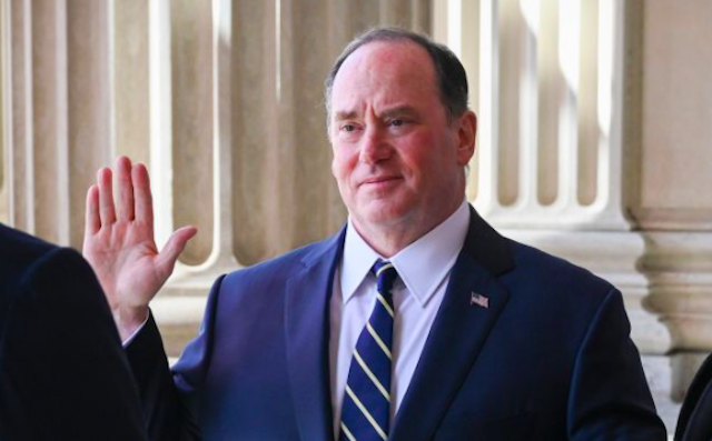 Свежие новости: Глава ВМС США раптово пішов у відставку після конфлікту через Трампа, - WSJ