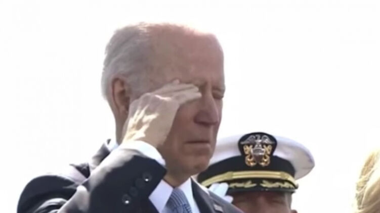 Свежие новости: Байден заснул на церемонии ввода в строй атомной подводной лодки. И не проснулся от залпа