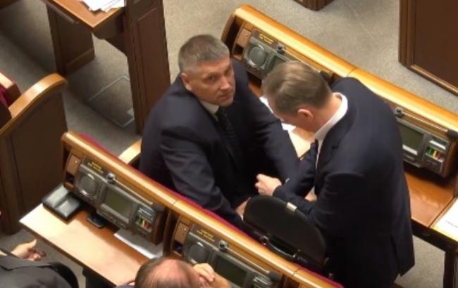 Фото новости: Экс-регионала поймали за передачей денег в зале ВР (ВИДЕО) Свежие новости: Экс-регионала поймали за передачей денег в зале ВР (ВИДЕО)