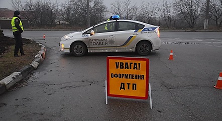 Свежие новости: ВИДЕО: В Николаеве «Mitsubishi» с пьяным водителем снес столб и перевернулся на клумбу