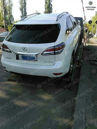 Свежие новости: В Николаеве водитель «Lexus», нарушив ПДД, бросил автомобиль на железнодорожном переезде