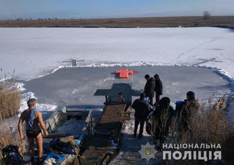 Свежие новости: Специалисты подсчитали, сколько жителей Николаевщины купались и святили воду на Крещение