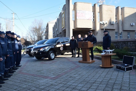 Свежие новости: Олексій Савченко вручив миколаївським рятувальникам ключі та сертифікати на аварійно-рятувальну техніку