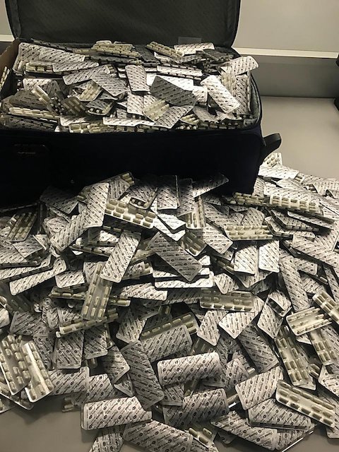 Фото новости: Иностранец пытался вывезти из Украины в Турцию медпрепараты Pfizer, которые отпускаются только по рецепту, на ₴2,4 миллиона Свежие новости: Иностранец пытался вывезти из Украины в Турцию медпрепараты Pfizer, которые отпускаются только по рецепту, на ₴2,4 миллиона