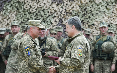 Фото новости: Порошенко сменил командующего ООС Свежие новости: Порошенко сменил командующего ООС