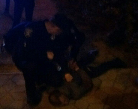 Свежие новости: В Николаеве патрульные на остановке общественного транспорта задержали вооруженного мужчину