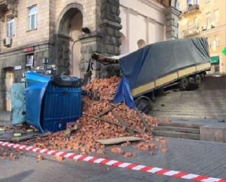 Свежие новости: ВИДЕО: В Киеве перевернулась фура с кирпичами