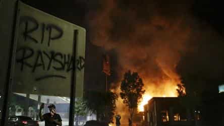 Свежие новости: В США полицейский снова убил афроамериканца. Вспыхнула новая волна протестов.