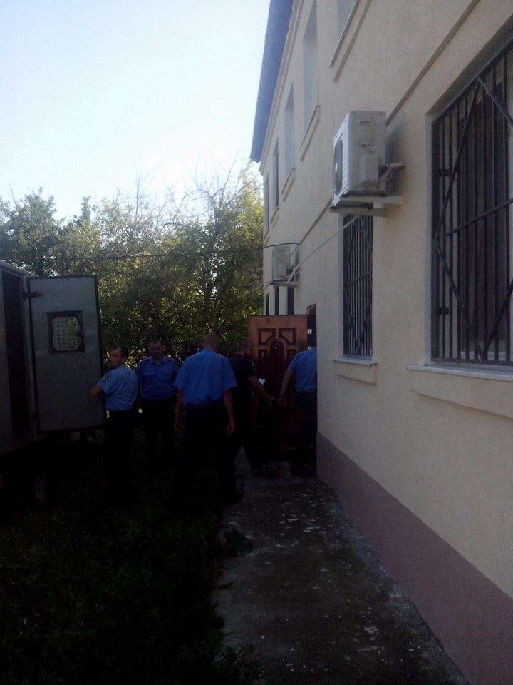 Свежие новости: В Николаевской области группа людей блокировали судью, после того, как та продлила арест Геннадию Дубову