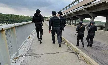 Свежие новости: Появились имя и данные о мужчине, который угрожает взорвать мост в Киеве